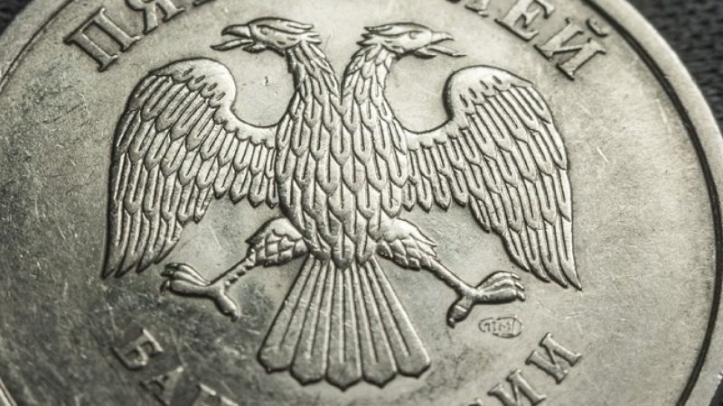 Риск девальвации рубля в ноябре оценили