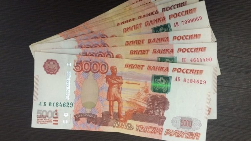 Эксперты дали совет, как россиянам распорядиться деньгами на фоне высокой ставки ЦБ