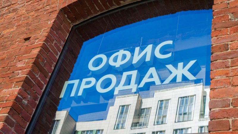 Россияне продолжают брать семейную ипотеку, «Почта России» предлагает новые переводы. Обзор Банки.ру