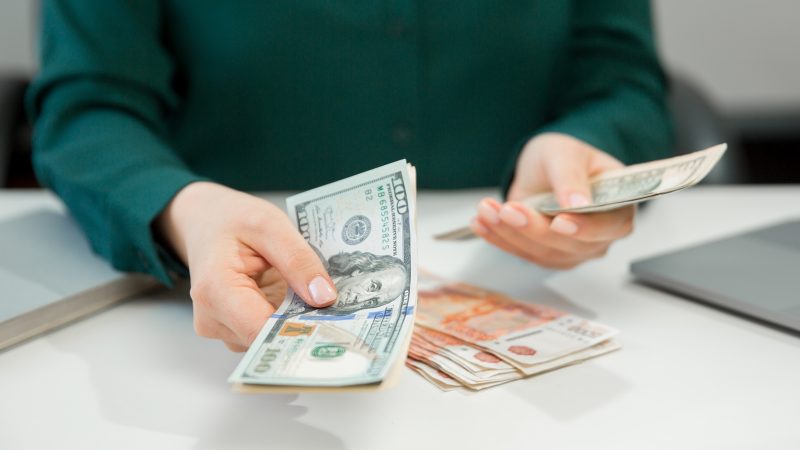 Россияне избавляются от валюты: названы варианты, куда вложить рубли