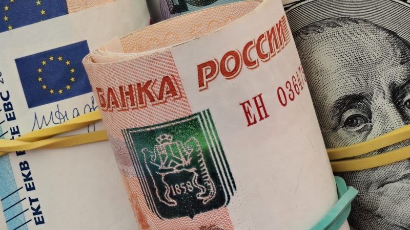 Рубль стремительно падает. ЦБ установил официальные курсы валют на 8 октября