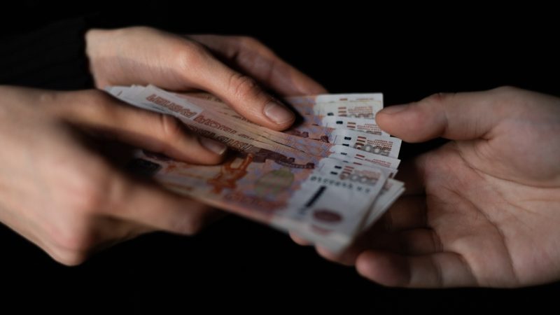 Обман с покупкой недвижимости, россияне перестают хранить деньги «под матрасом». Главное за день