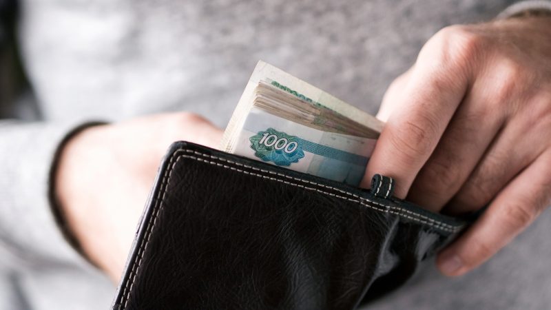 Объяснено, почему россияне перестают хранить деньги «под матрасом»