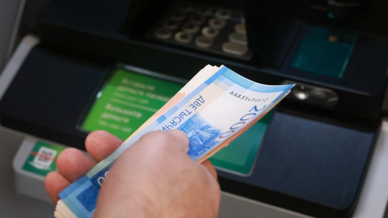 Россиянам назвали формулу рационального обращения с деньгами